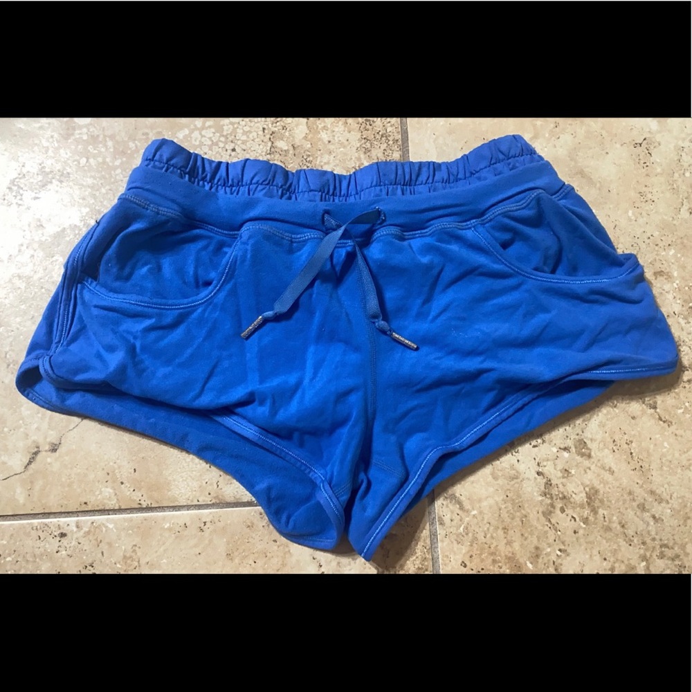 lululemon size 4 2.5” short shorts/muscle short